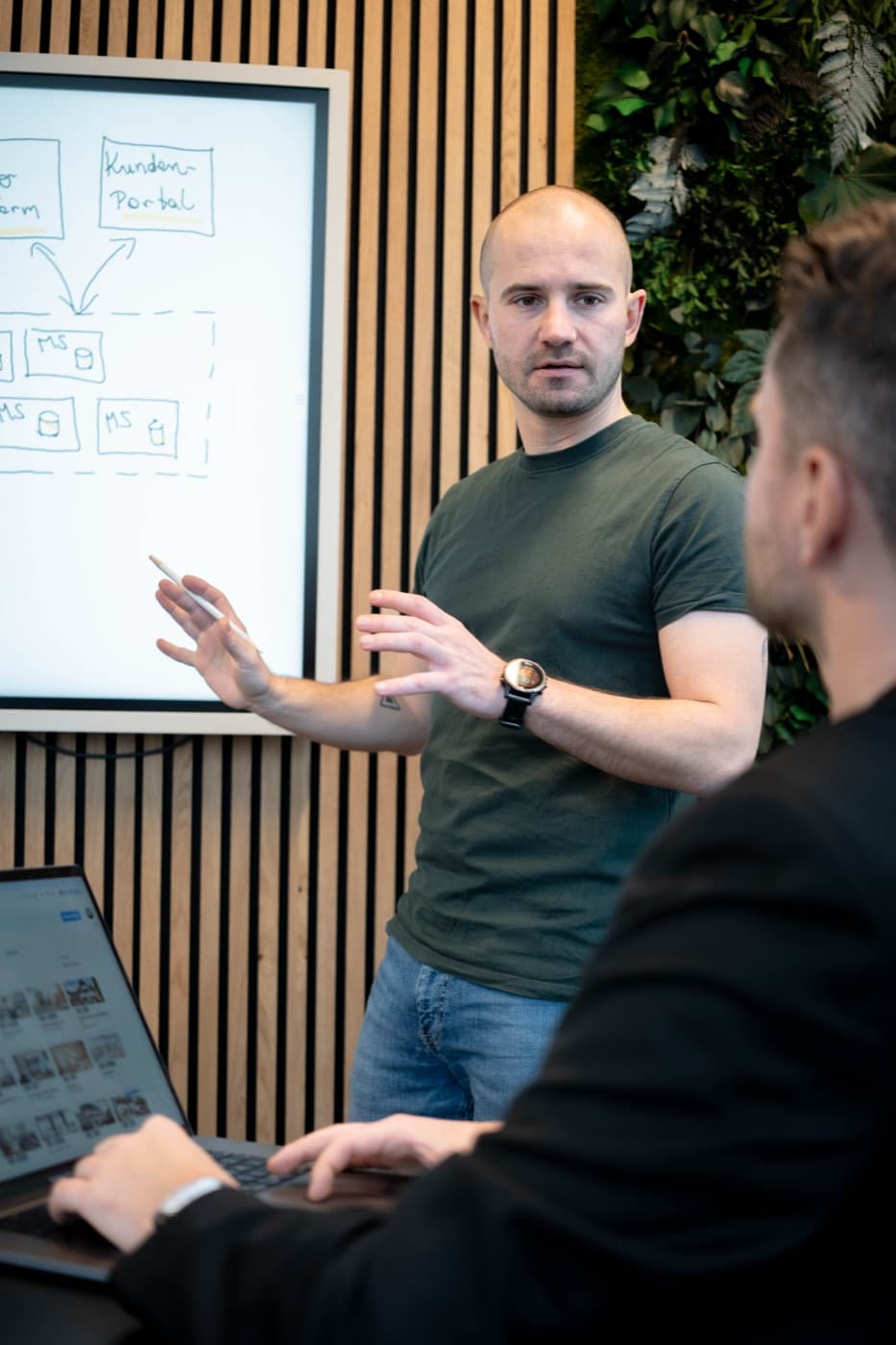 Michael erklärt den Aufbau einer Anwendung am Whiteboard